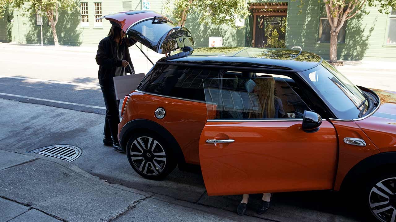 Доверьте официальному дилеру доставку вашего MINI на сервис и обратно